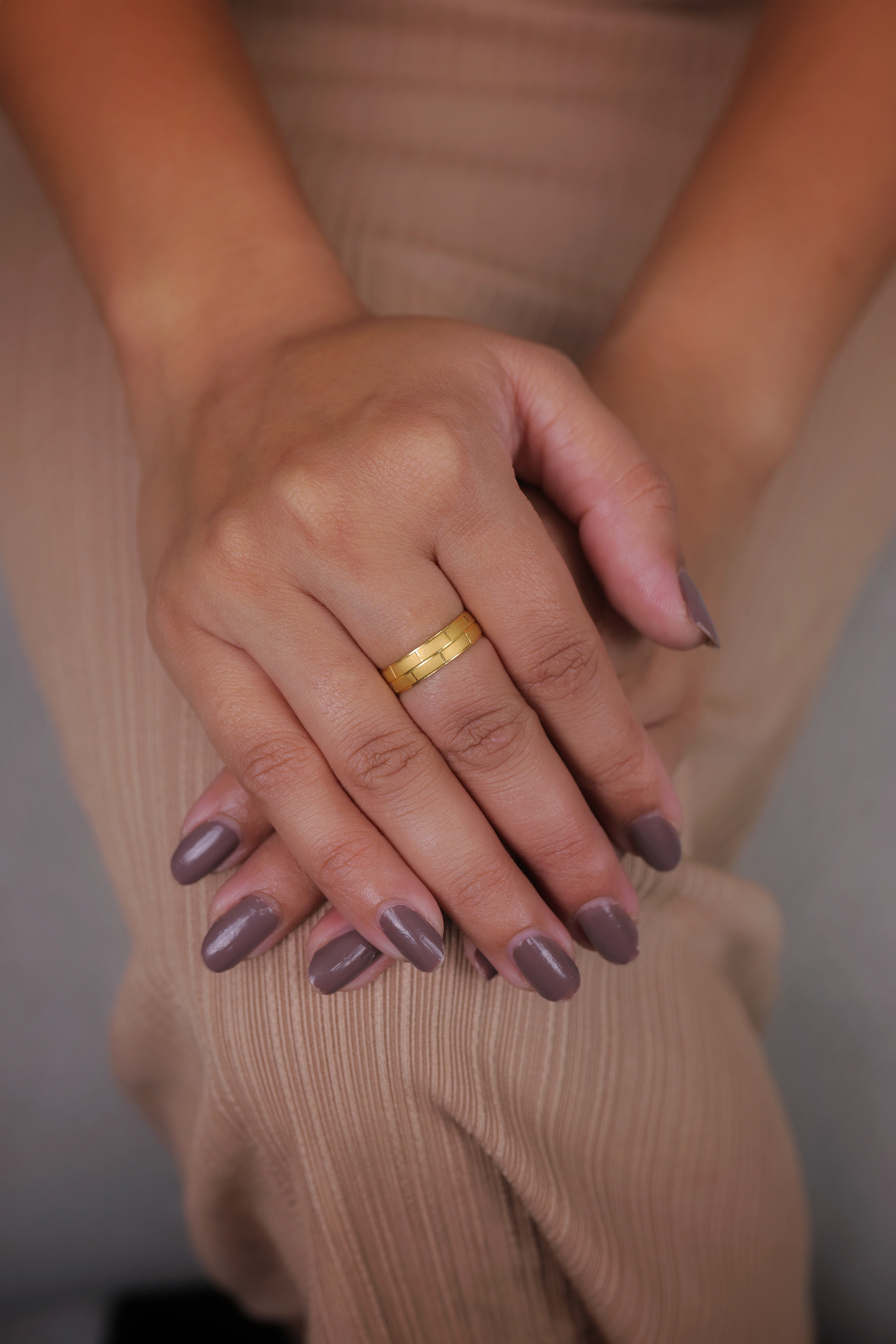 Textured Interlocking Pattern Gold Band Ring