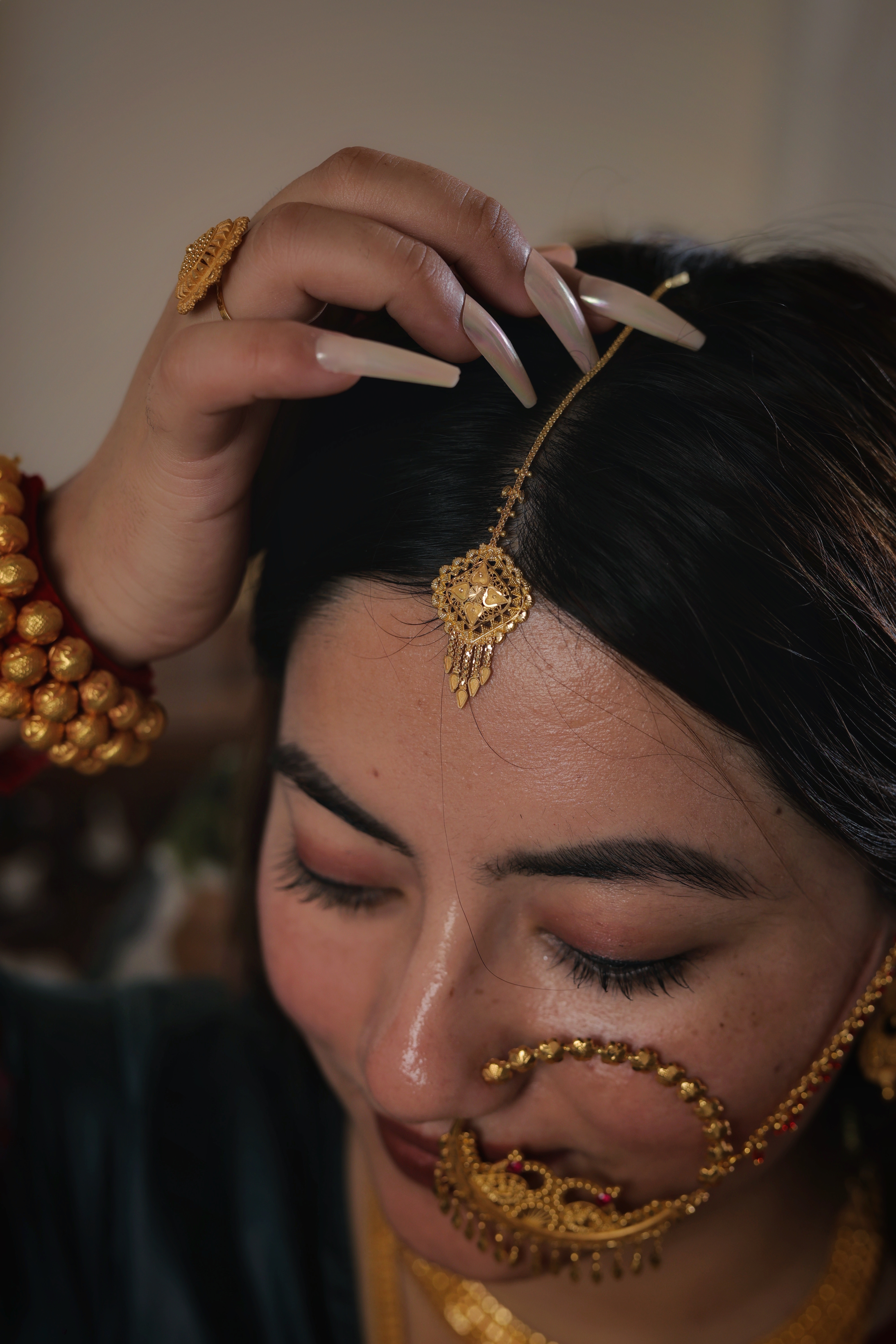 Sophisticated 22K Gold Lozenge Maang Tika with Intricate Filigree and Dainty Leaf Tassels