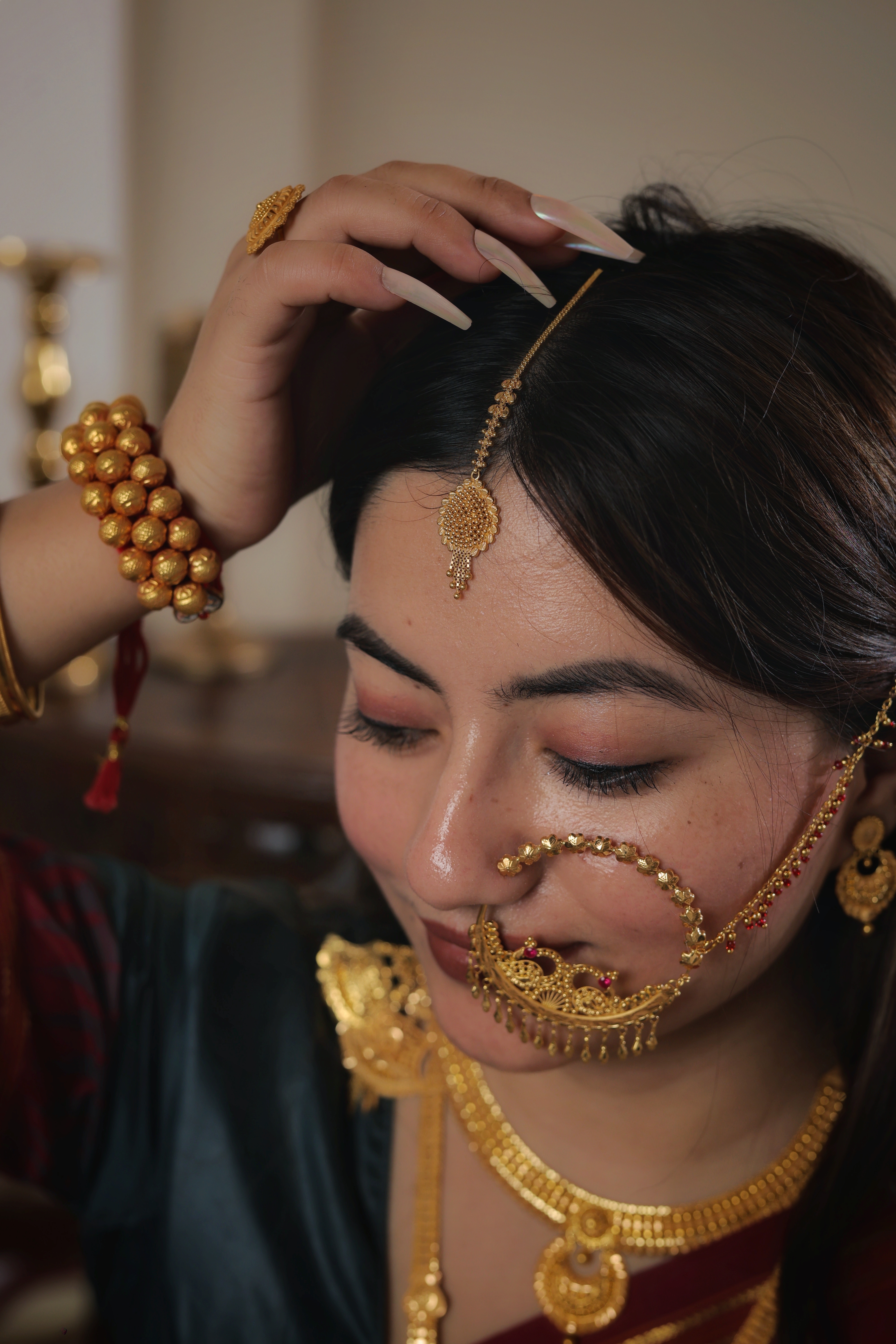 Exquisite 22K Gold Circular Maang Tika with Intricate Filigree and Petite Droplet Tassel