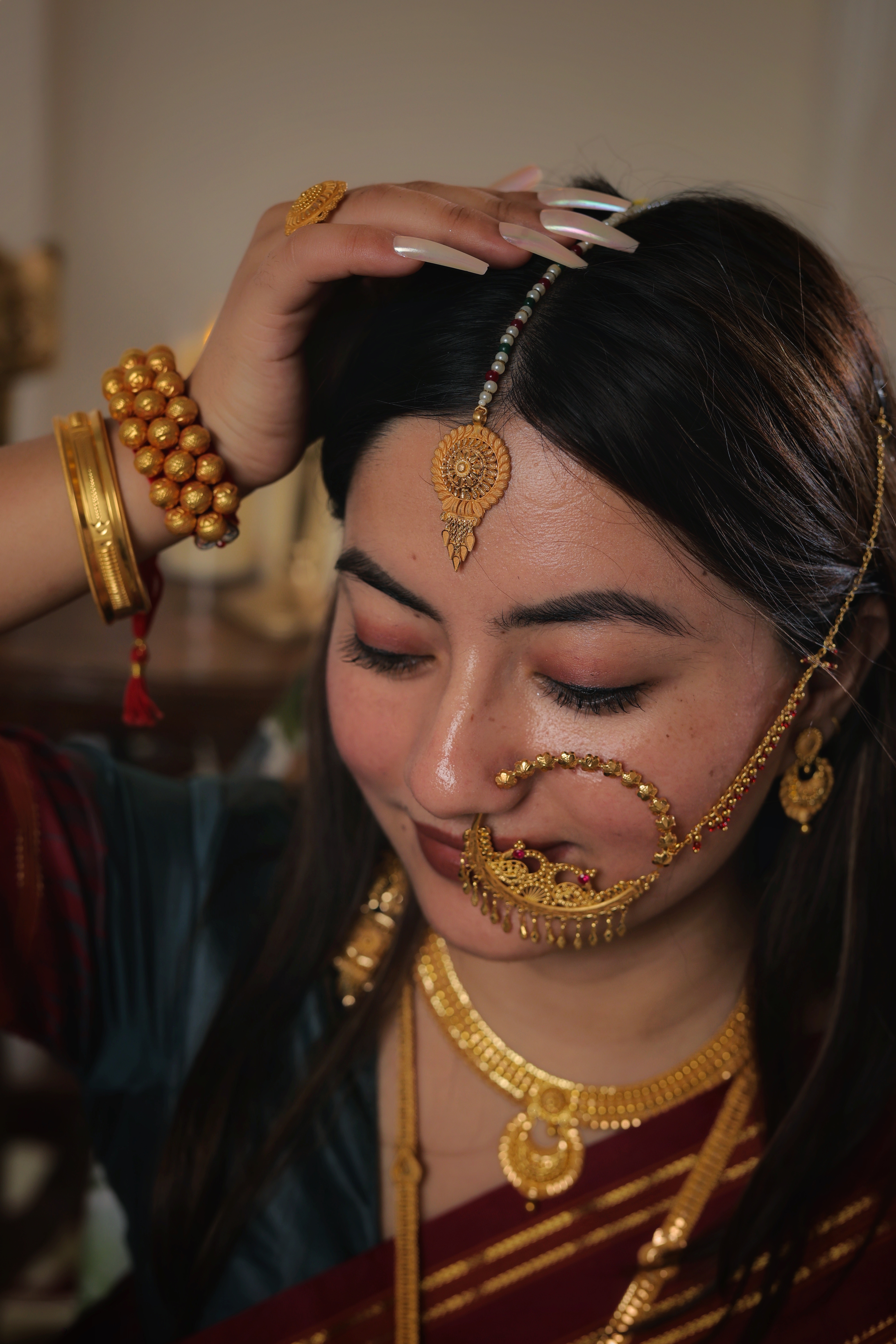 Exquisite 22K Gold Circular Sunburst Maang Tika with Intricate Filigree and Tricolor Beaded Chain